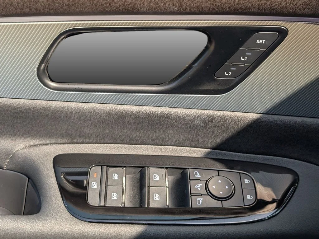Used 2026 White Nissan Platinum image 21