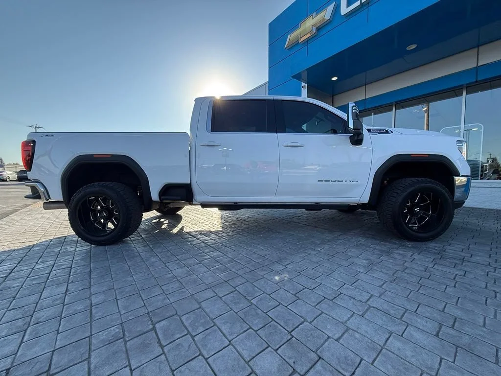 Used 2022 SUMMIT WHITE GMC SLE image 13