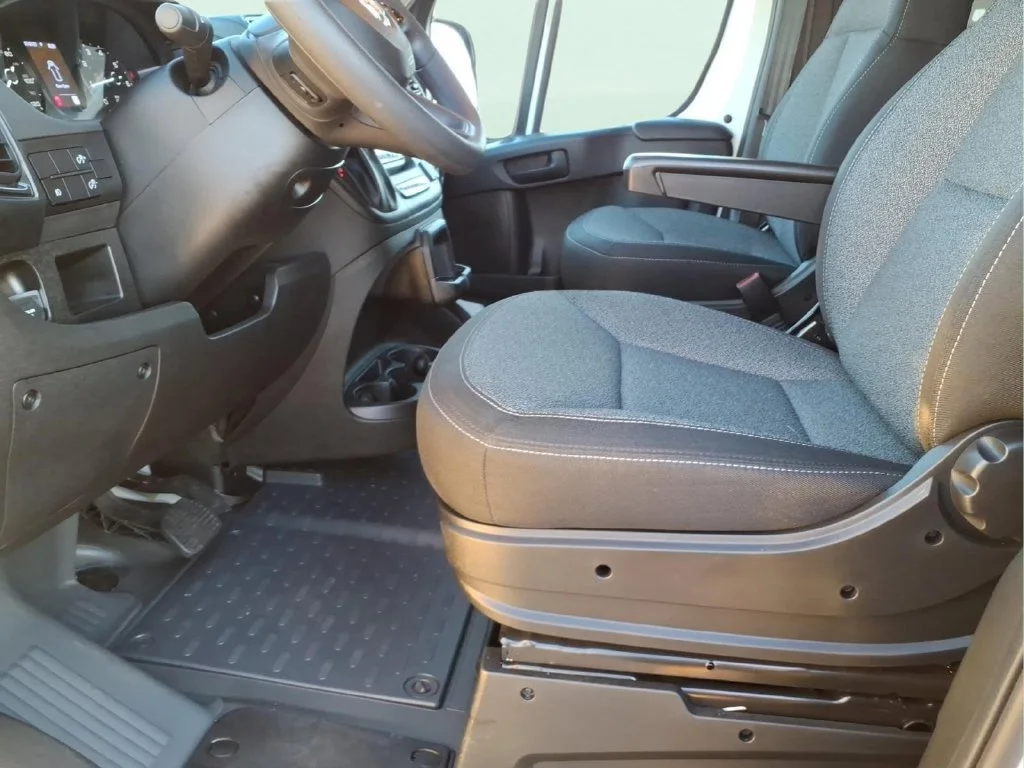 Used 2025 White Ram Base image 14