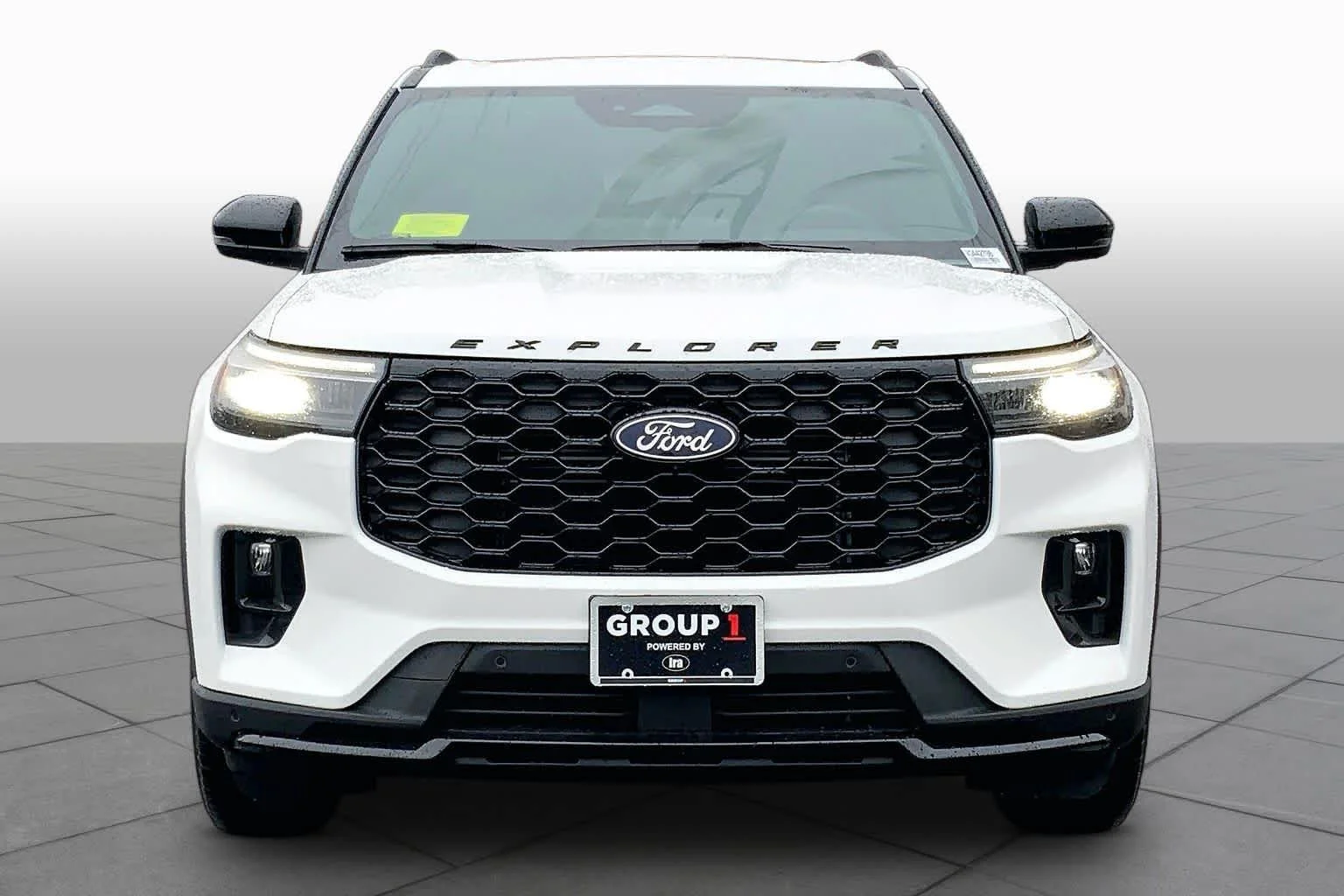 New 2027 Star White Metallic Tri-Coat Ford ST-Line image 2