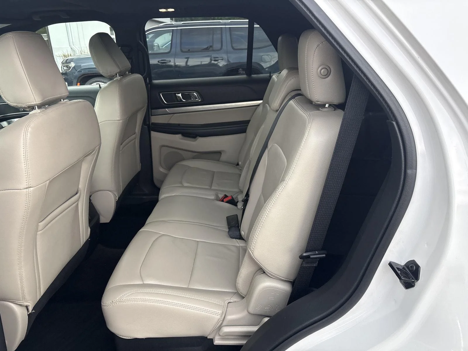 Used 2018 White Platinum Metallic Tri-Coat Ford XLT image 10