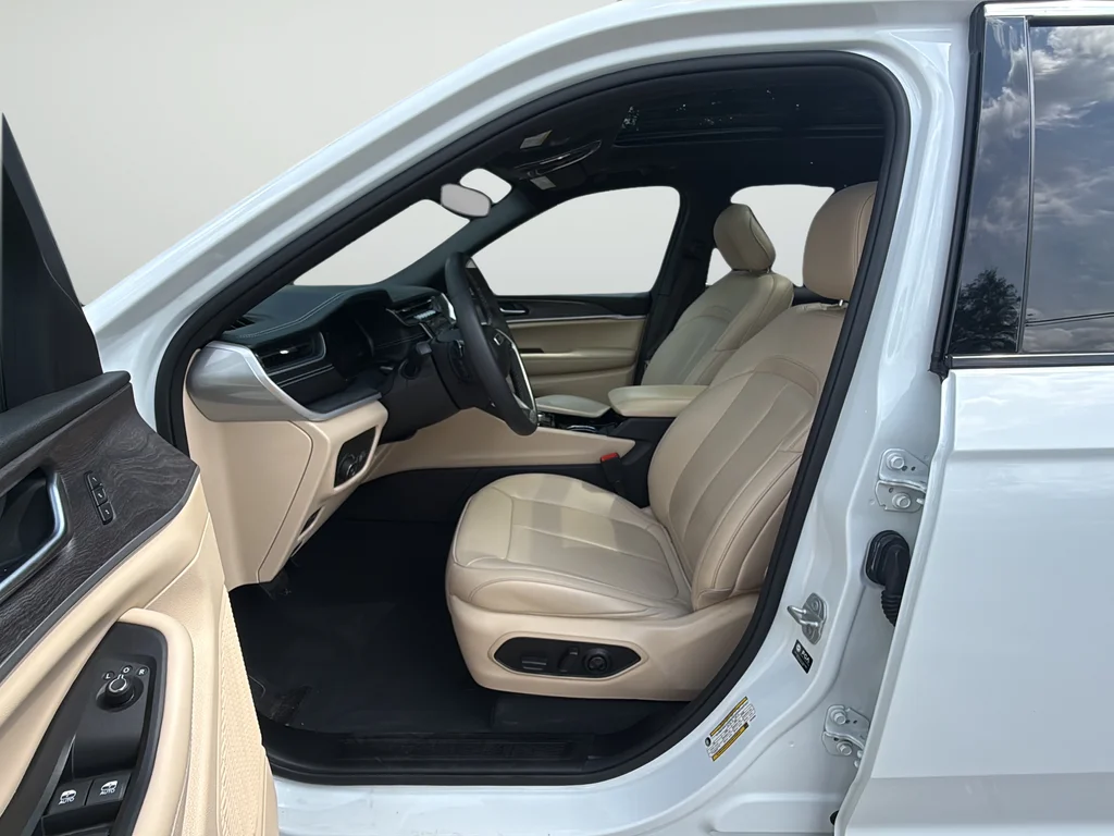 Used 2023 White Jeep Limited image 10