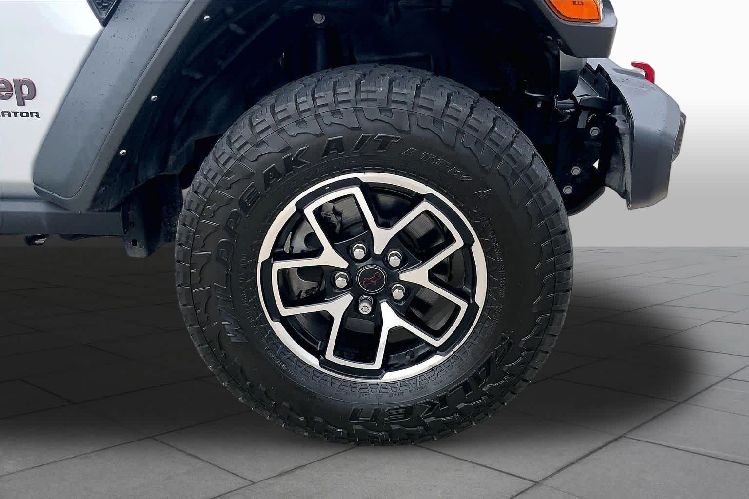 Used 2024 Silver Zynith Clearcoat Jeep Rubicon image 11