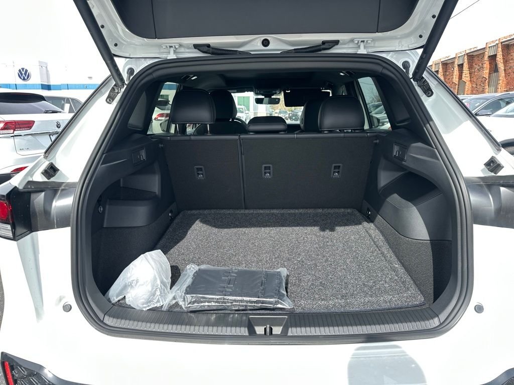 New 2026  Volkswagen 2.0T SE R-Line Black image 24