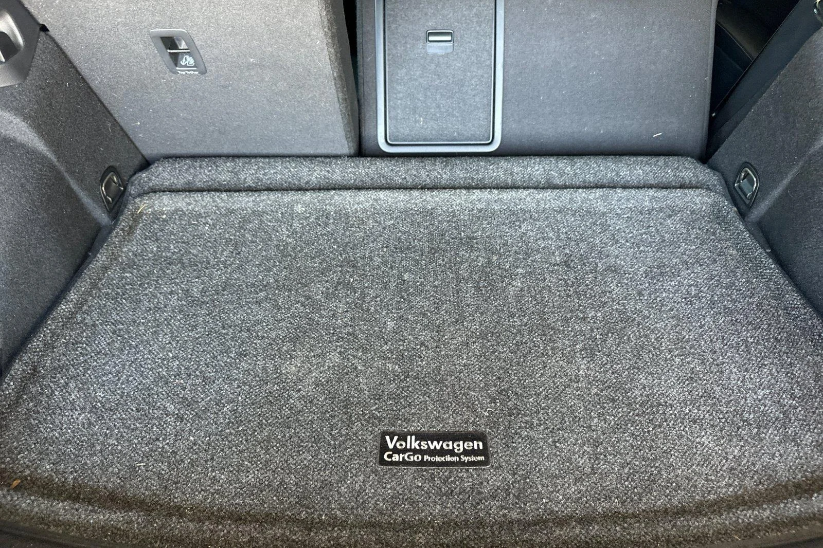 Used 2019 Deep Black Pearl Volkswagen SE image 15