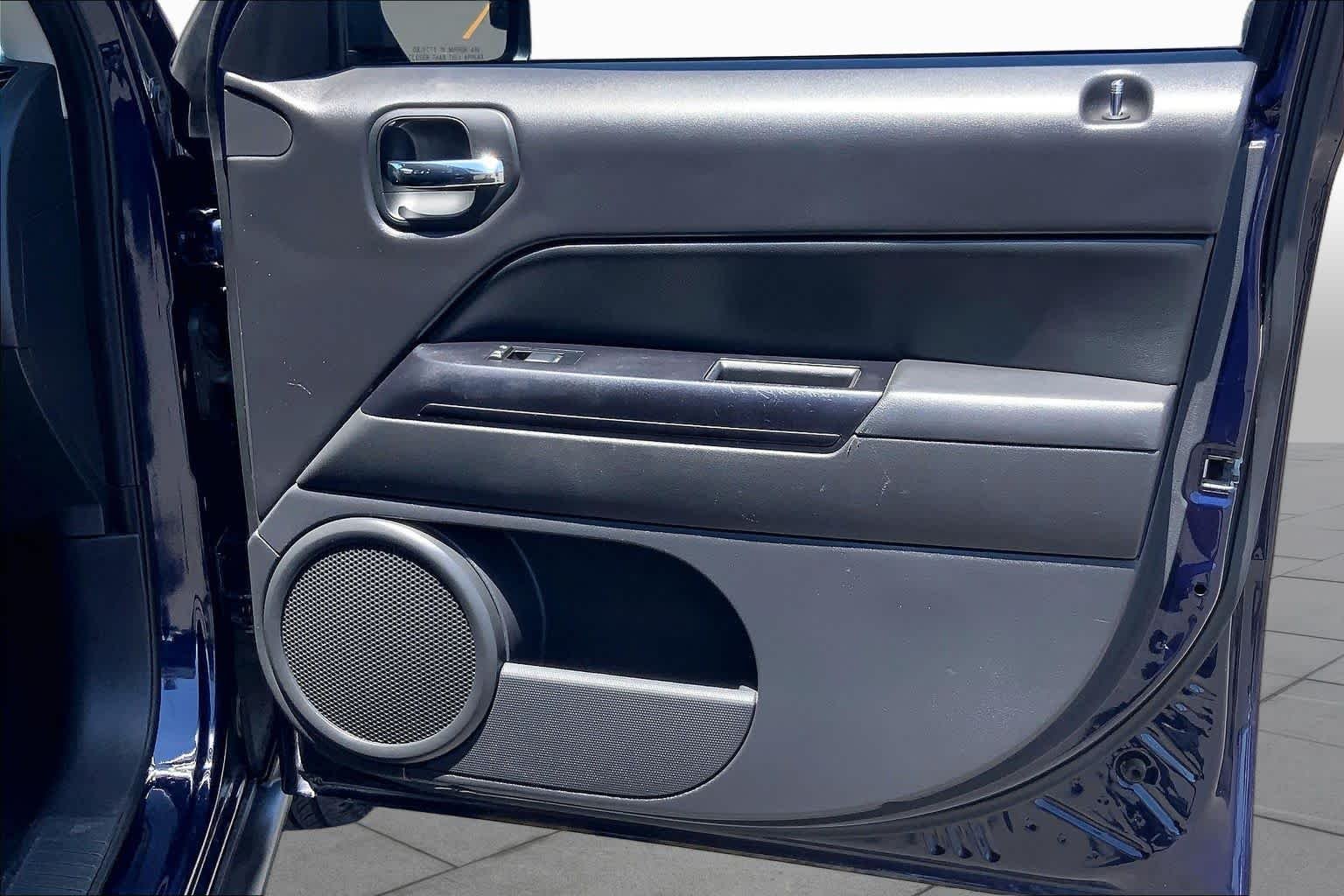 Used 2014 True Blue Pearlcoat Jeep High Altitude image 23
