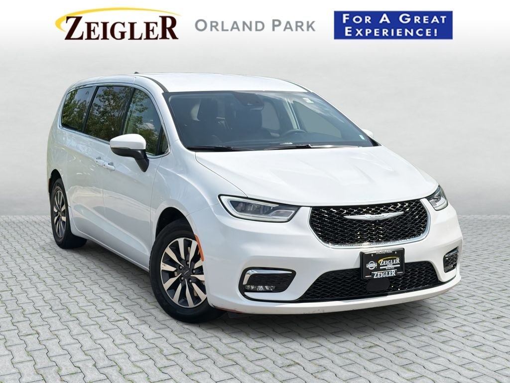 Used 2023 White Chrysler Touring L image 1