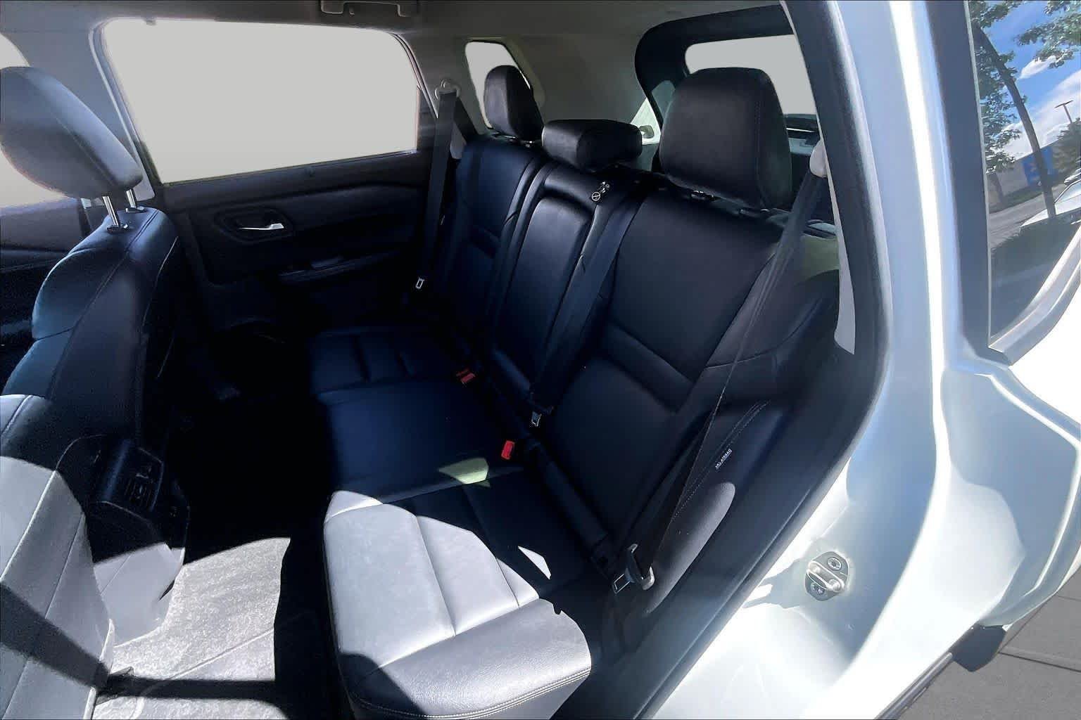 Used 2023 Pearl White Tricoat/Super Black Nissan SL image 18