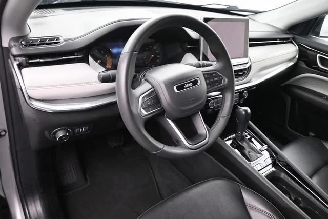 Used 2024  Jeep Limited image 24