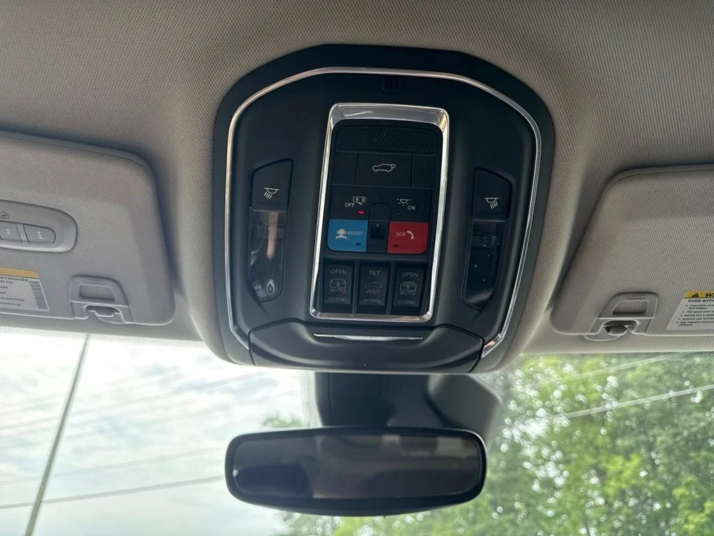 Used 2022  Jeep Limited image 26