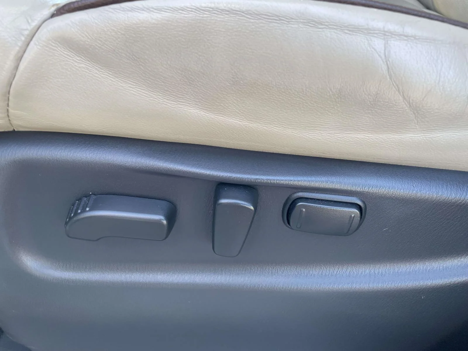 Used 2020 White Nissan Platinum 4WD image 18