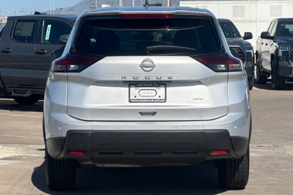 Used 2024 Silver Nissan S image 5
