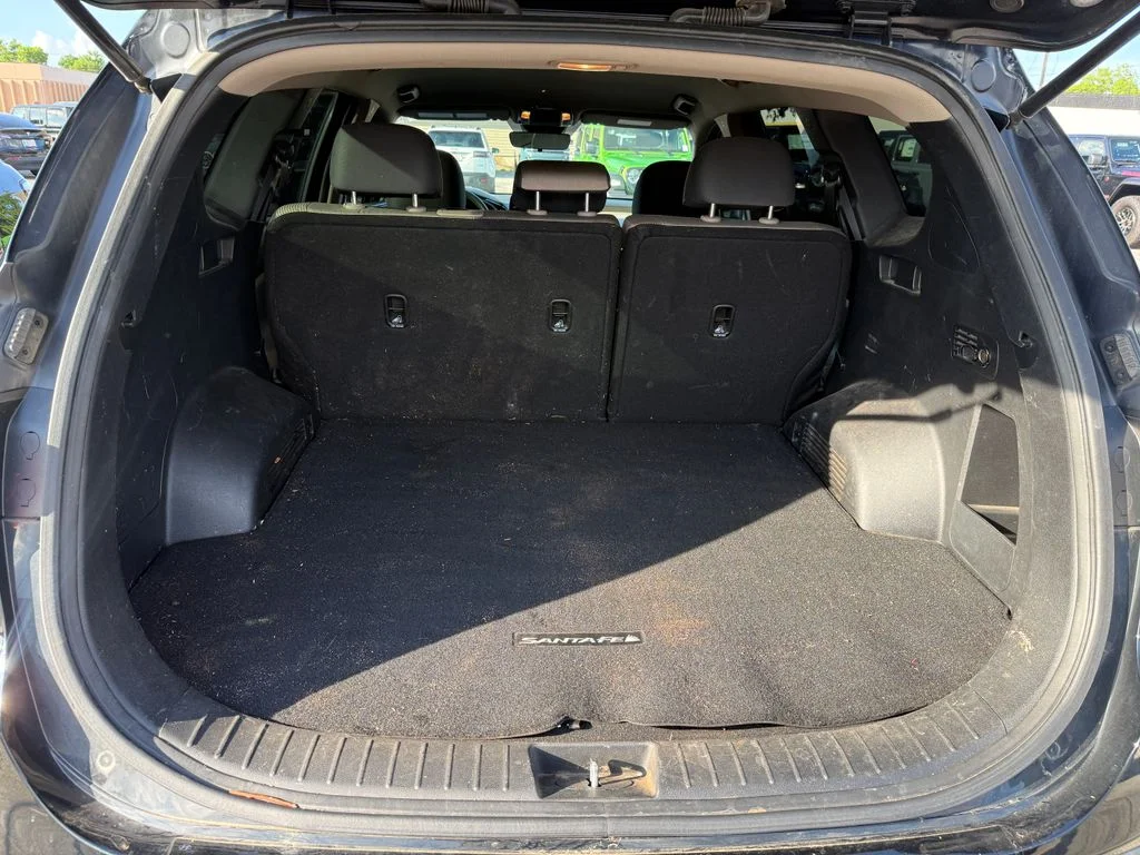 Used 2023 Black Hyundai SE image 13