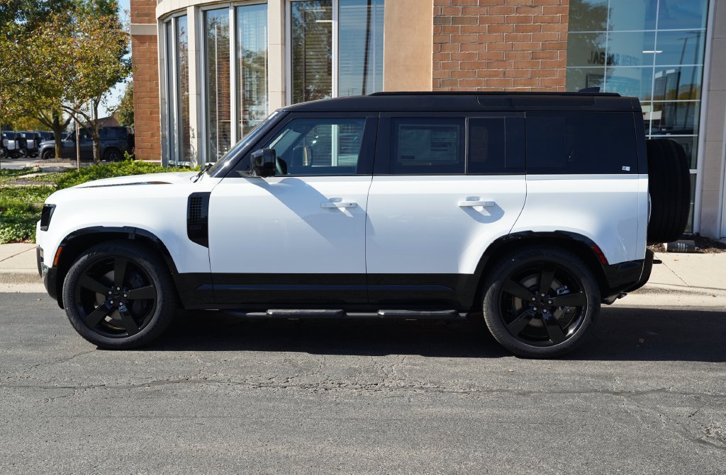 New 2026 Fuji White Land Rover X-Dynamic SE image 2