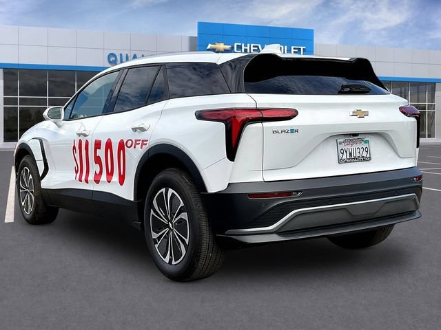Used 2026 Summit White Chevrolet LT image 3