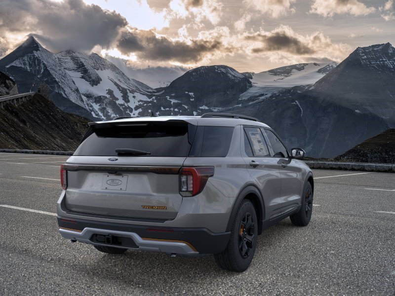 New 2026 Carbonized Gray Metallic Ford Tremor image 8