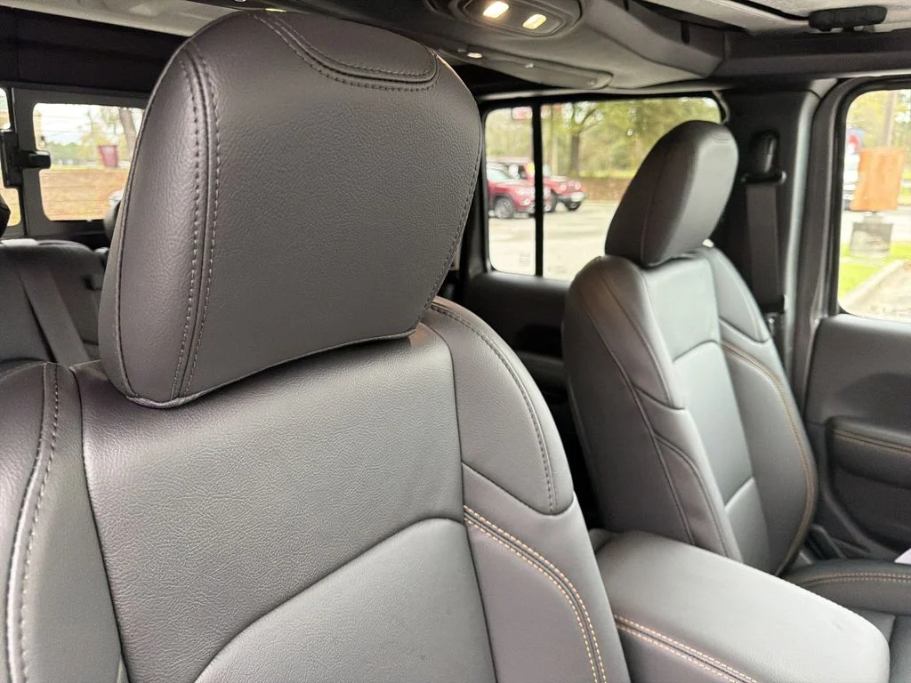 New 2026 Granite Crystal Metallic Clear-Coat Exterior Paint Jeep Sahara image 19
