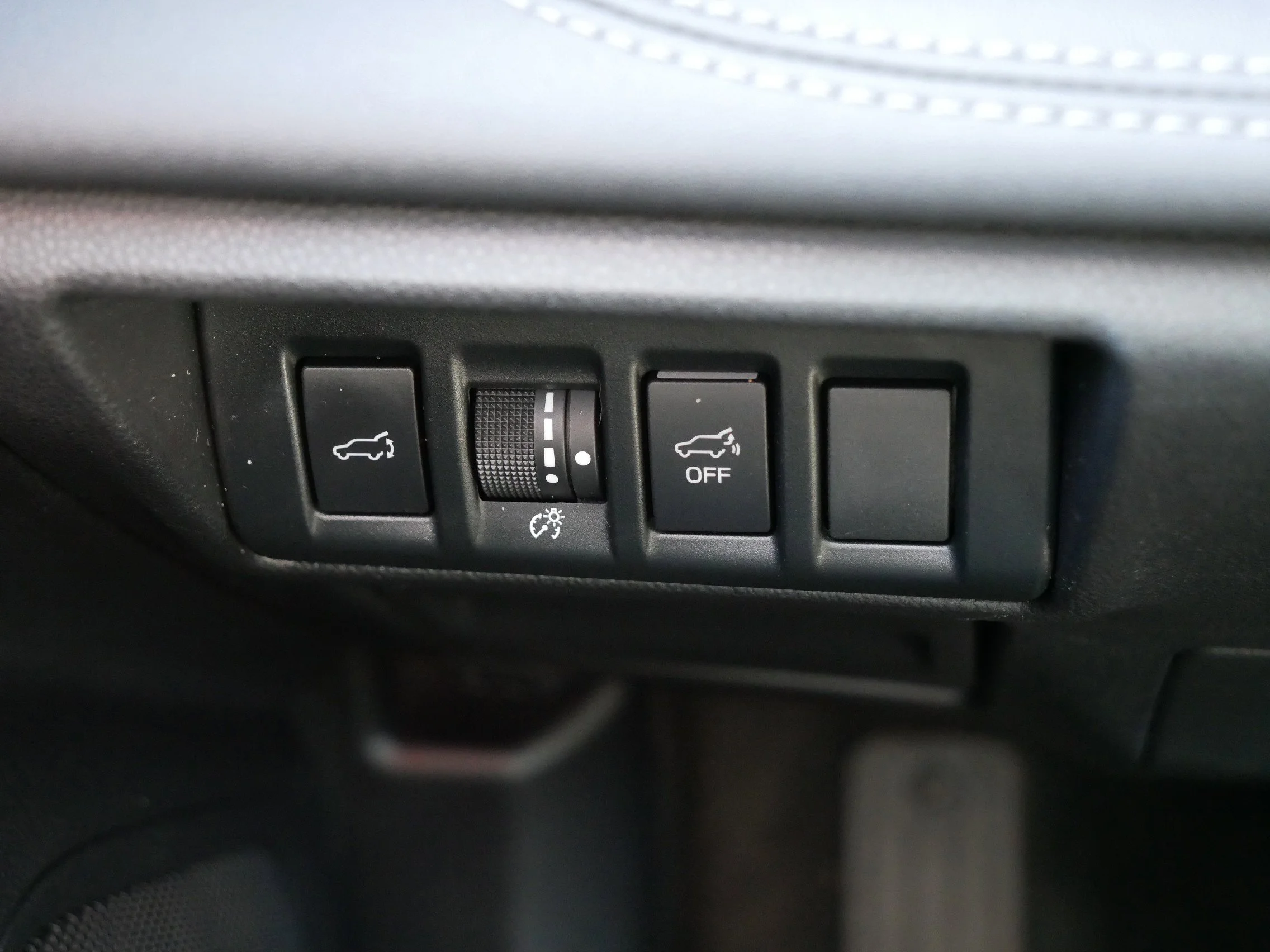 Used 2020 Crystal White Pearl Subaru Limited image 26
