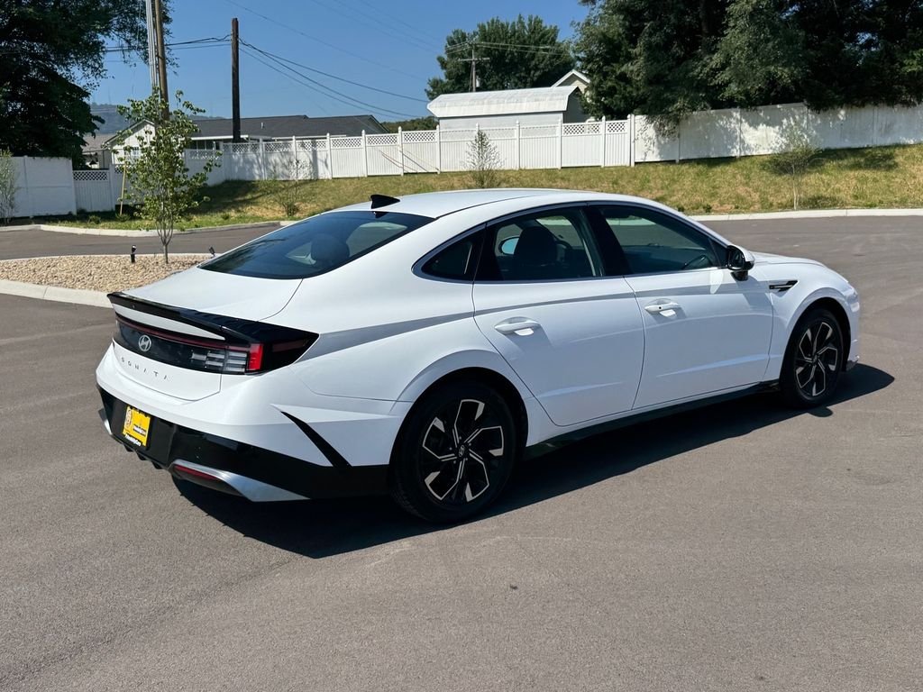 Used 2024 White Hyundai SEL image 4
