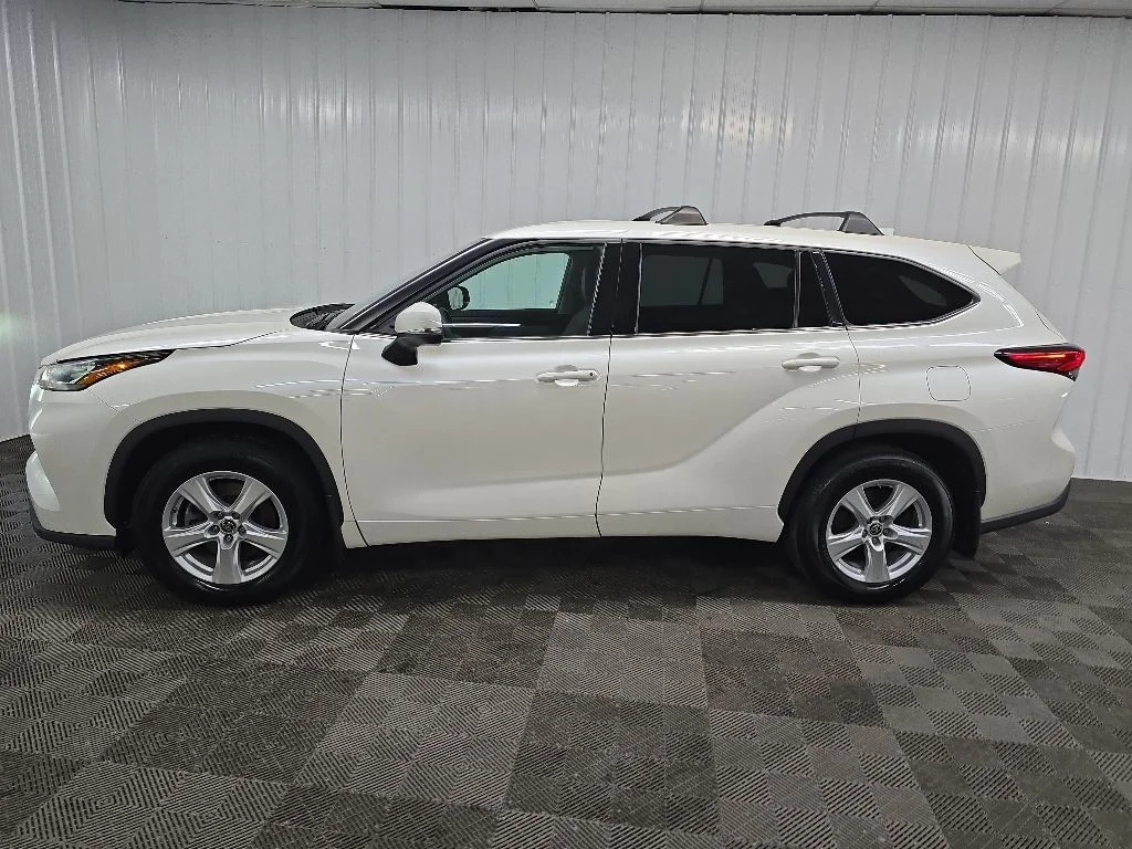 Used 2020 White Toyota L image 5