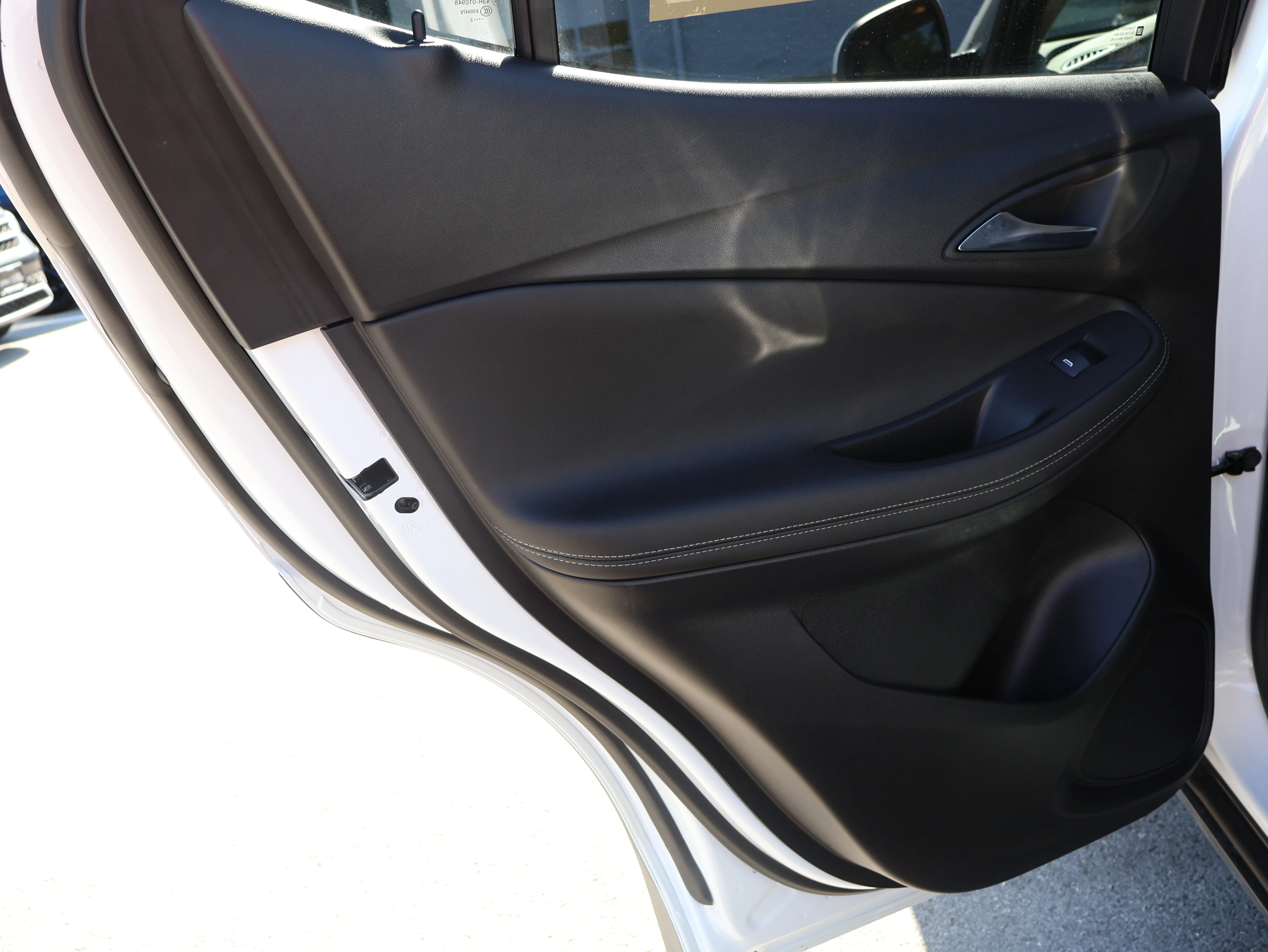 Used 2023 White Frost Tricoat Buick Essence image 19