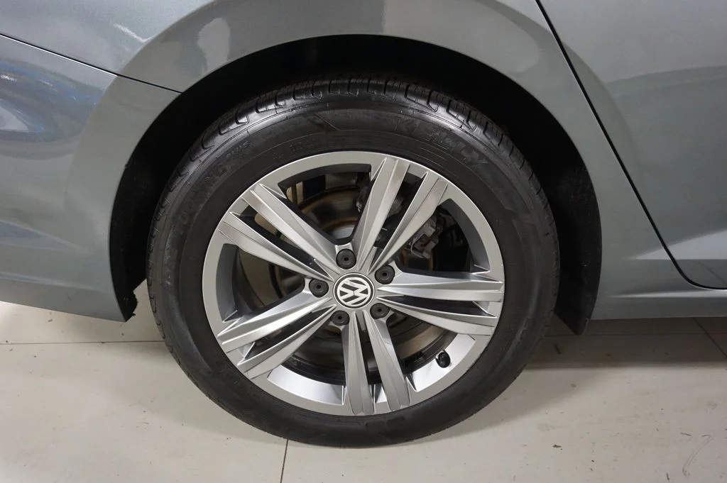 Used 2019 Platinum Gray Metallic Volkswagen R-Line image 38
