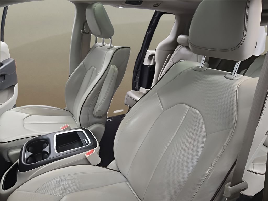 Used 2018 Gray Chrysler Limited image 13
