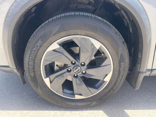 Used 2024 Gray Nissan SV image 27