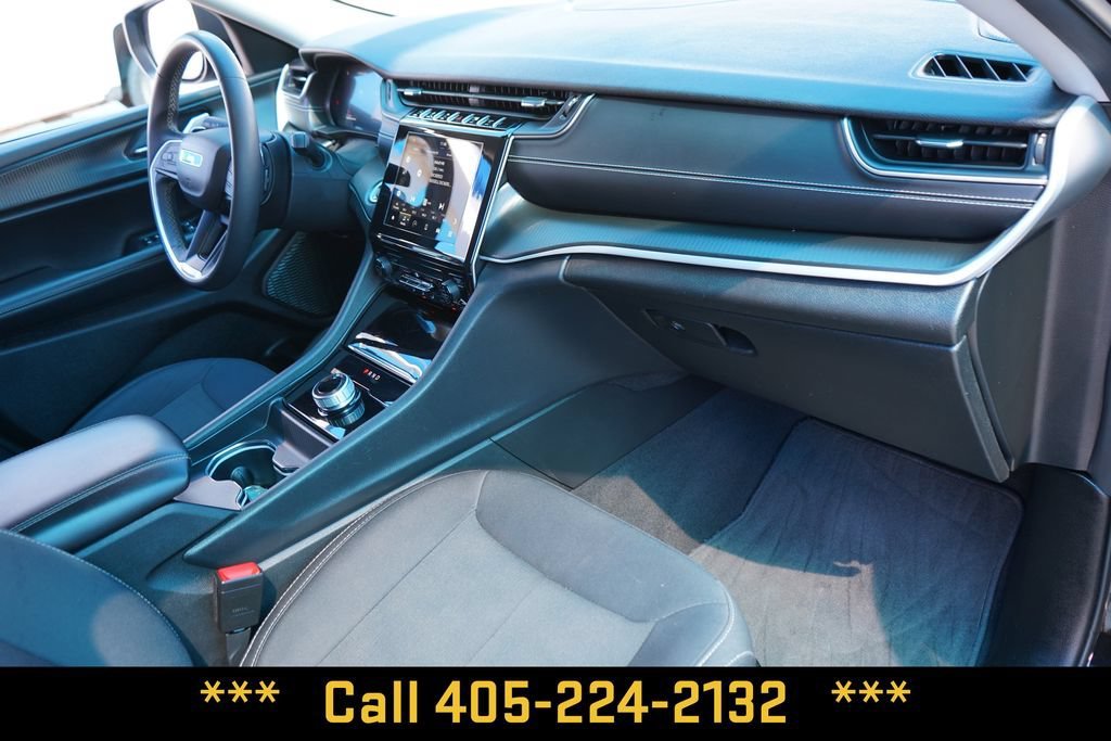 Used 2023  Jeep Laredo image 21