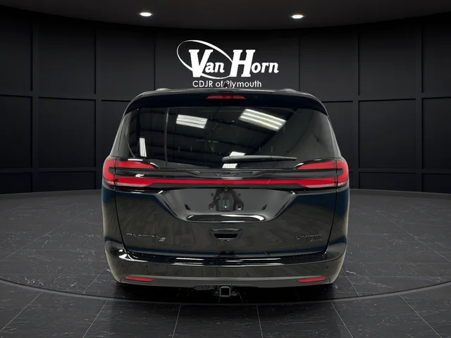 New 2027 Diamond Black Crystal Pearl-Coat Exterior Paint Chrysler Limited image 6