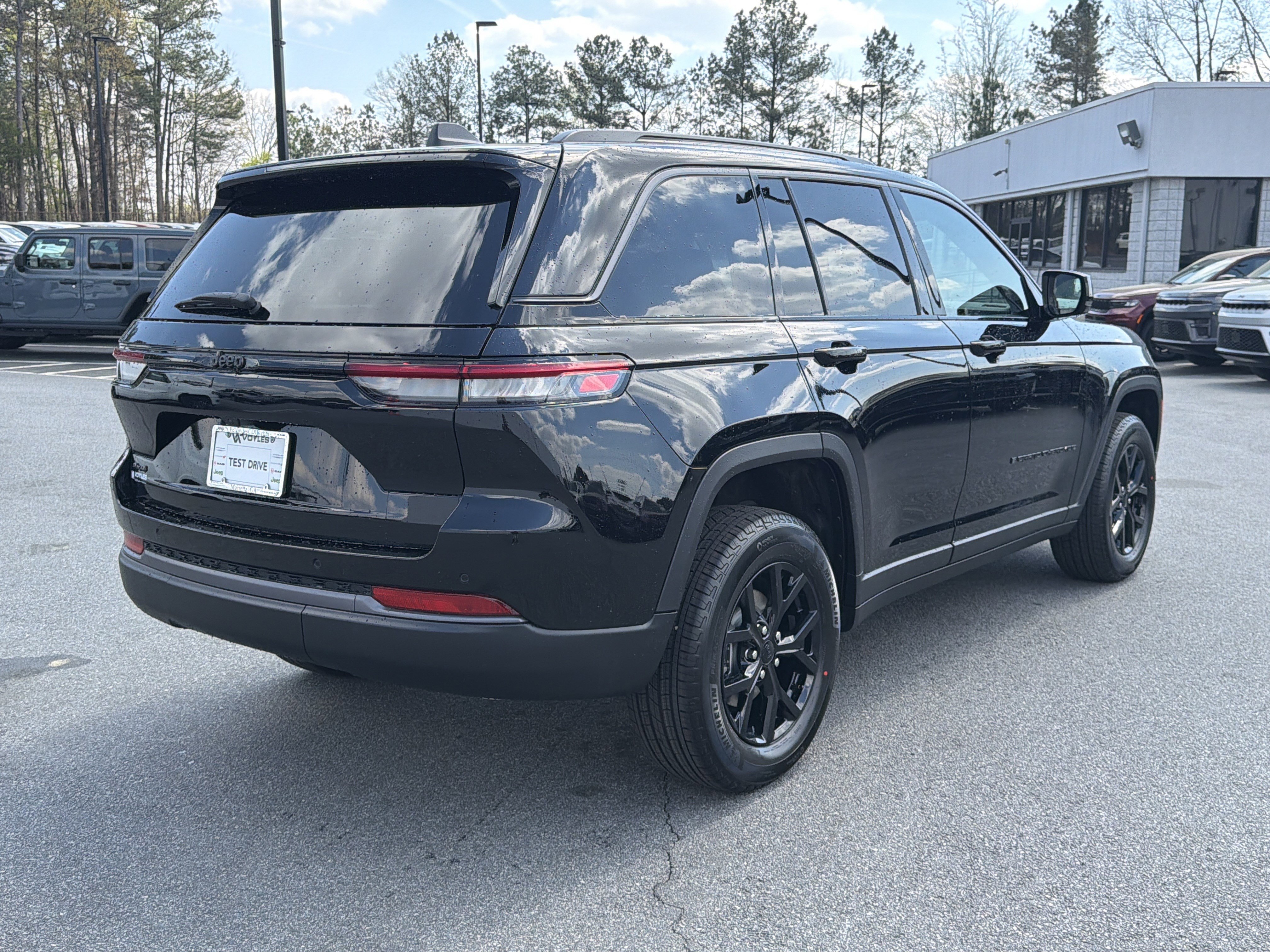 New 2026 Diamond Black Crystal Pearl-Coat Exterior Paint Jeep Altitude image 8