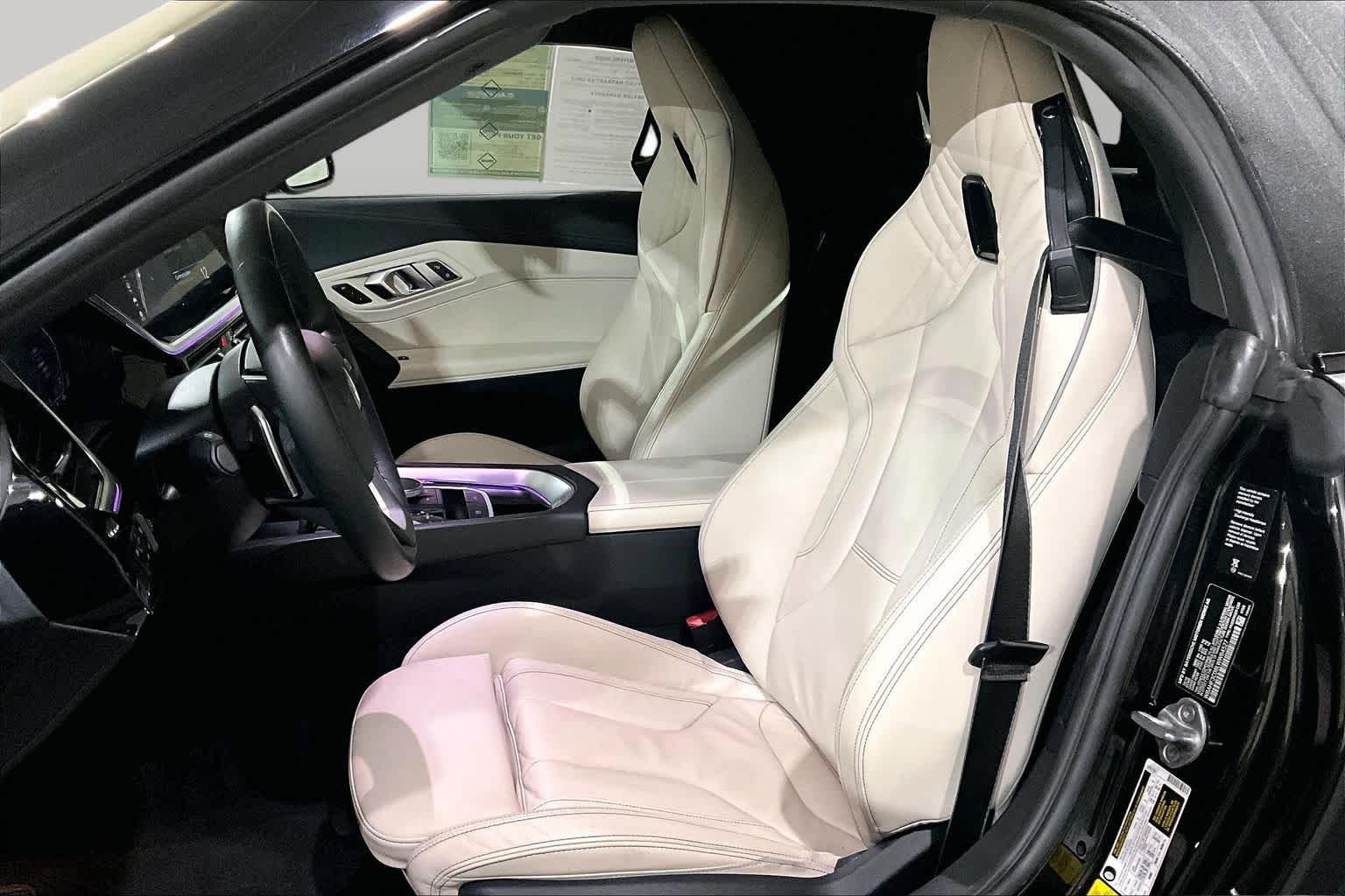 Used 2020 Black Sapphire Metallic BMW sDrive30i image 8