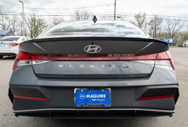 Used 2025 Gray Hyundai SEL Sport image 7