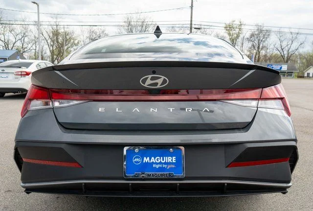 Used 2025 Gray Hyundai SEL Sport image 7