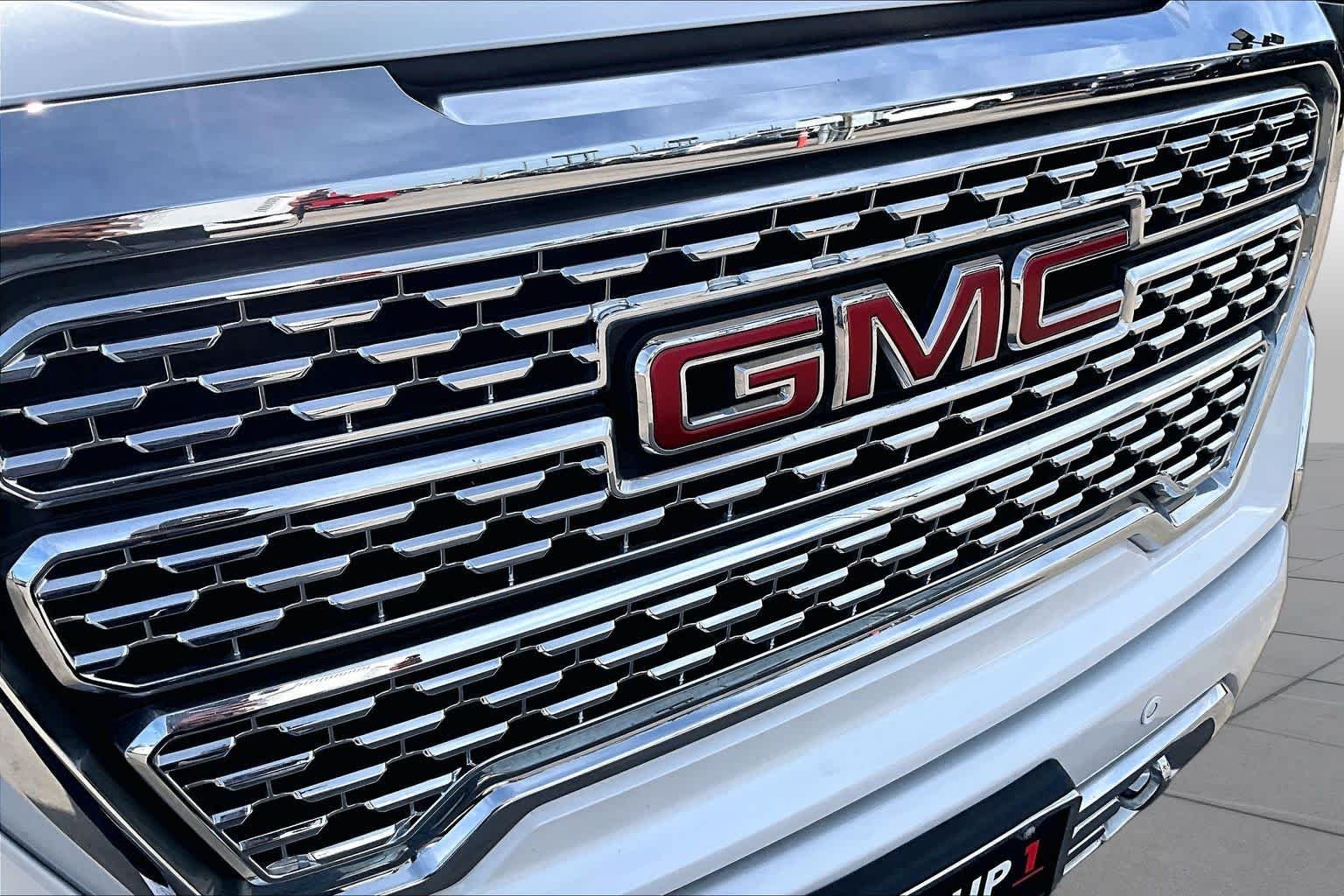 Used 2022 White Frost Tricoat GMC Denali image 30
