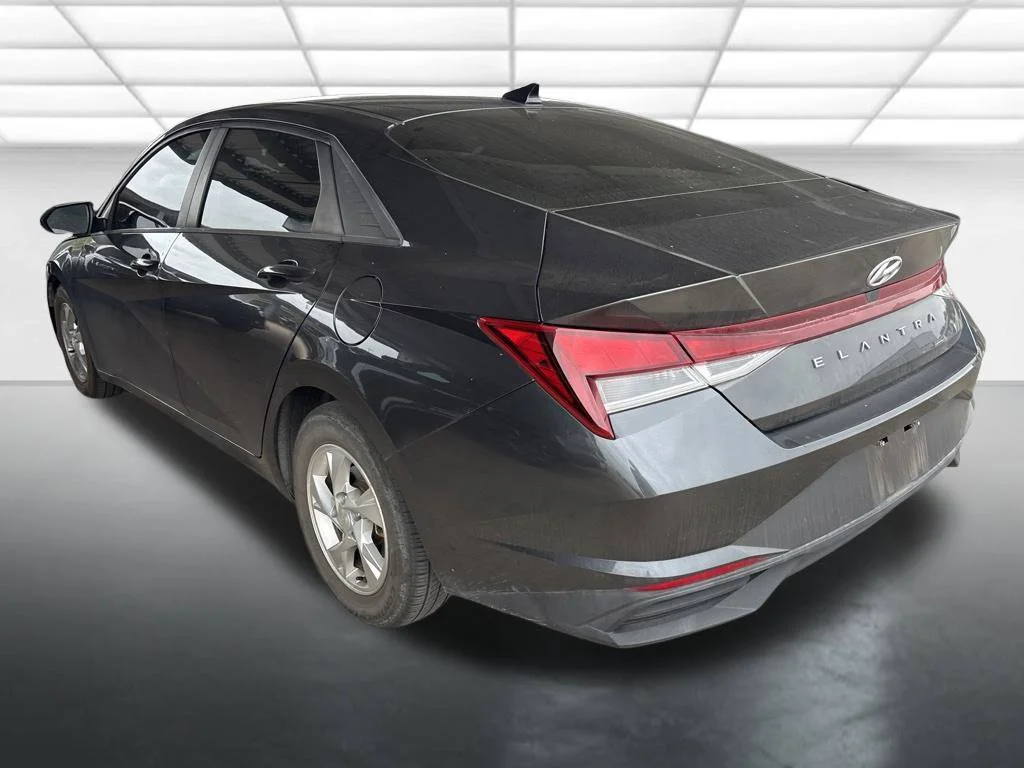Used 2021  Hyundai SE image 4