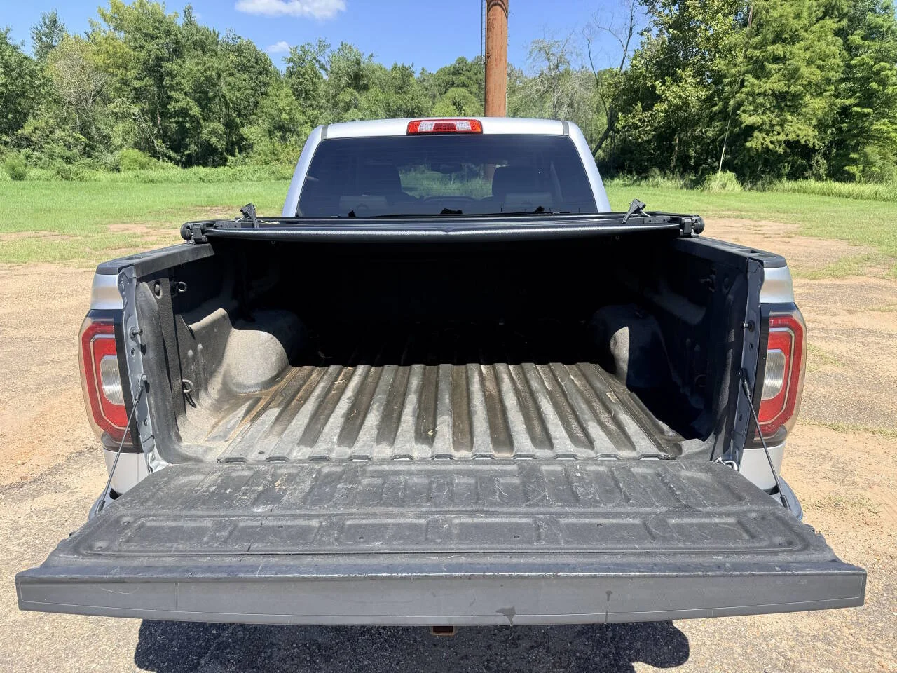 Used 2017 Silver GMC SLT 4x4 4dr Crew Cab 5.8 ft. SB image 10