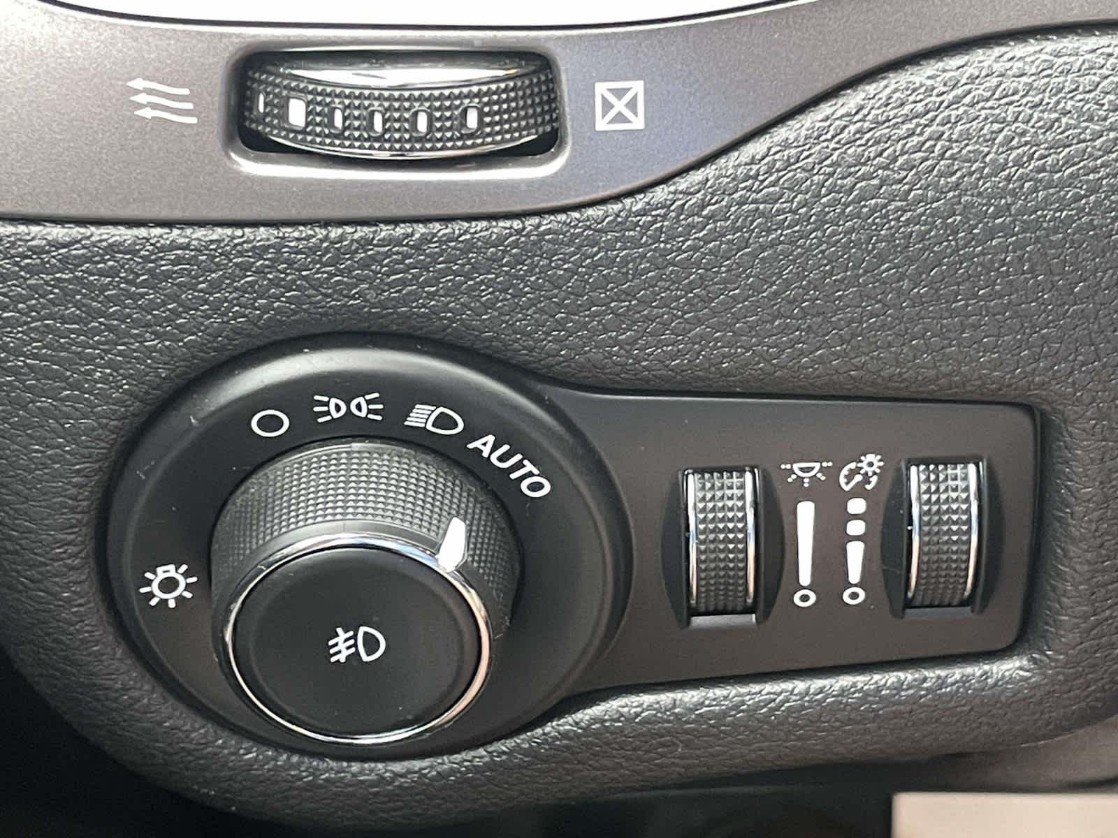Used 2019 Bright White Clearcoat Jeep Latitude Plus image 29
