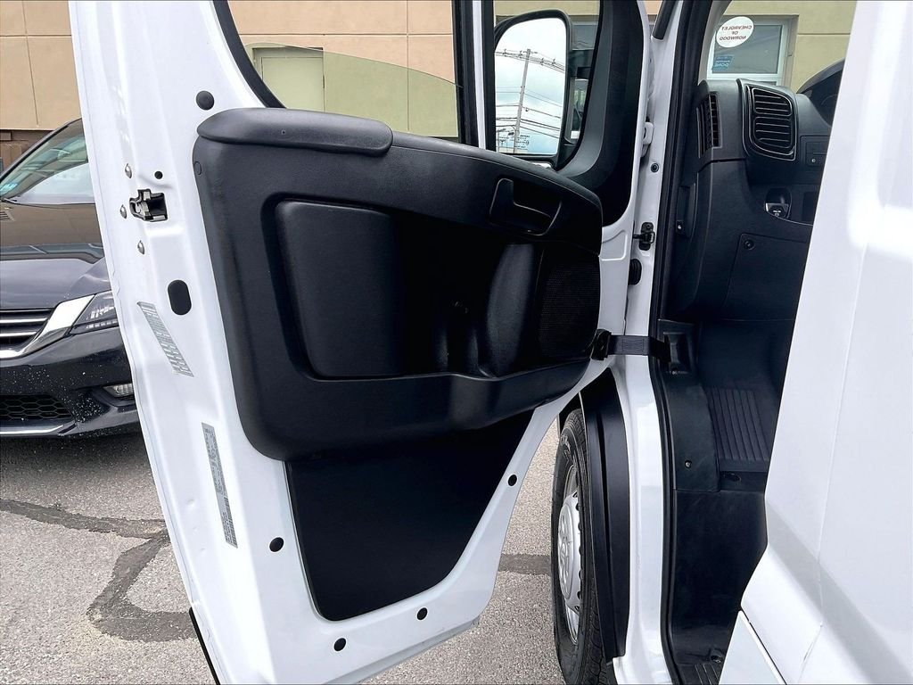 Used 2025 White Ram Base image 9