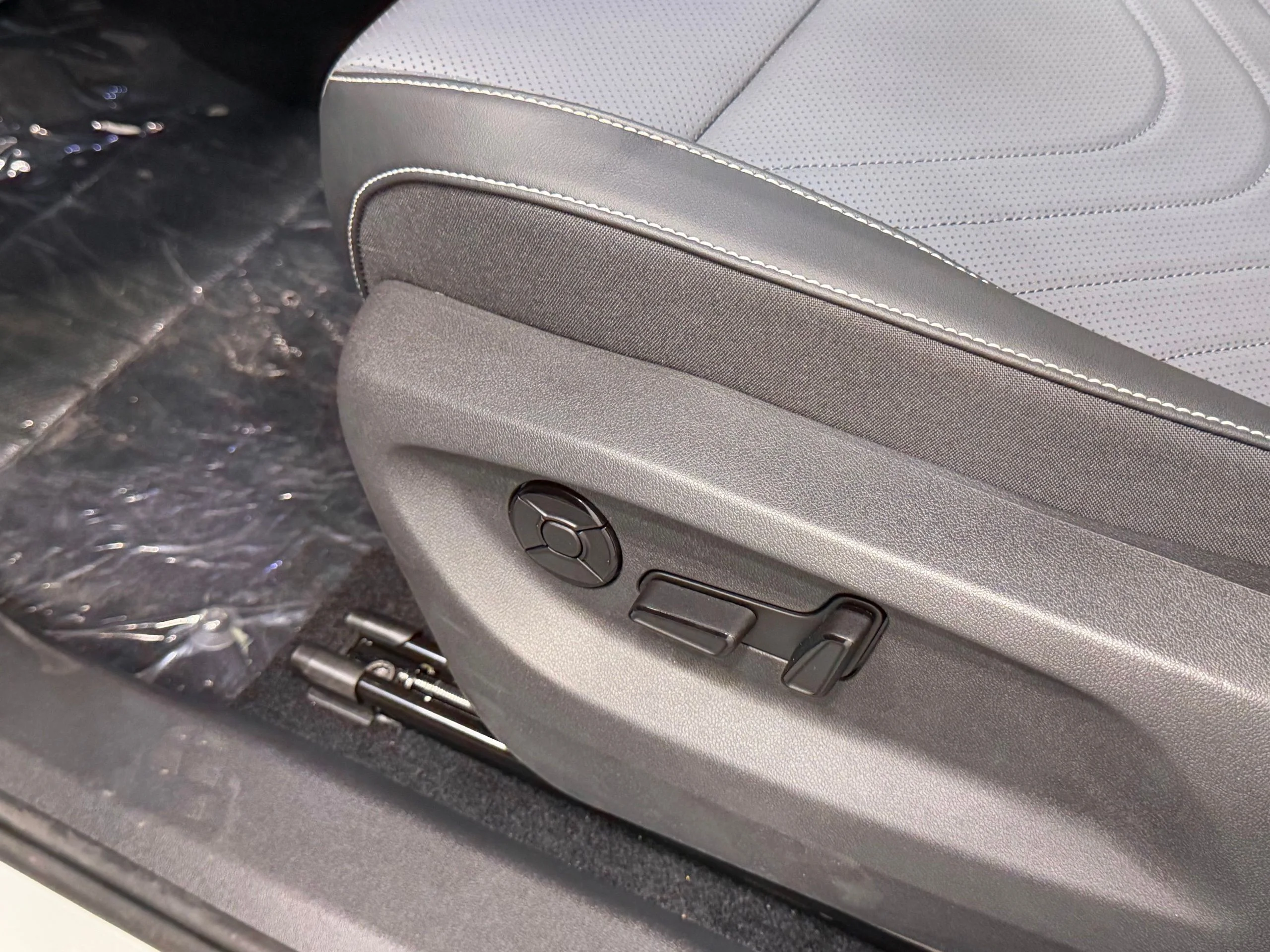 New 2026 White Volkswagen SE R-Line Black image 44