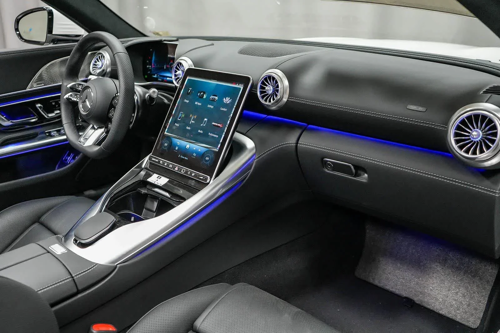 New 2025 MANUFAKTUR Moonlight White Metallic Mercedes-Benz AMG® SL 63 S E Performance Roadster image 60
