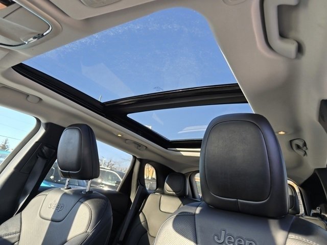Used 2022 Diamond Black Crystal Pearlcoat Jeep Limited image 5