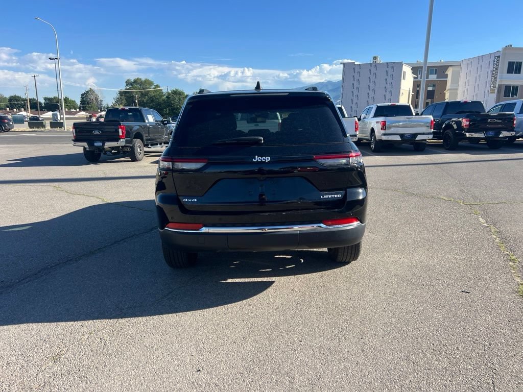 Used 2024 Diamond Black Crystal Pearlcoat Jeep Limited image 9