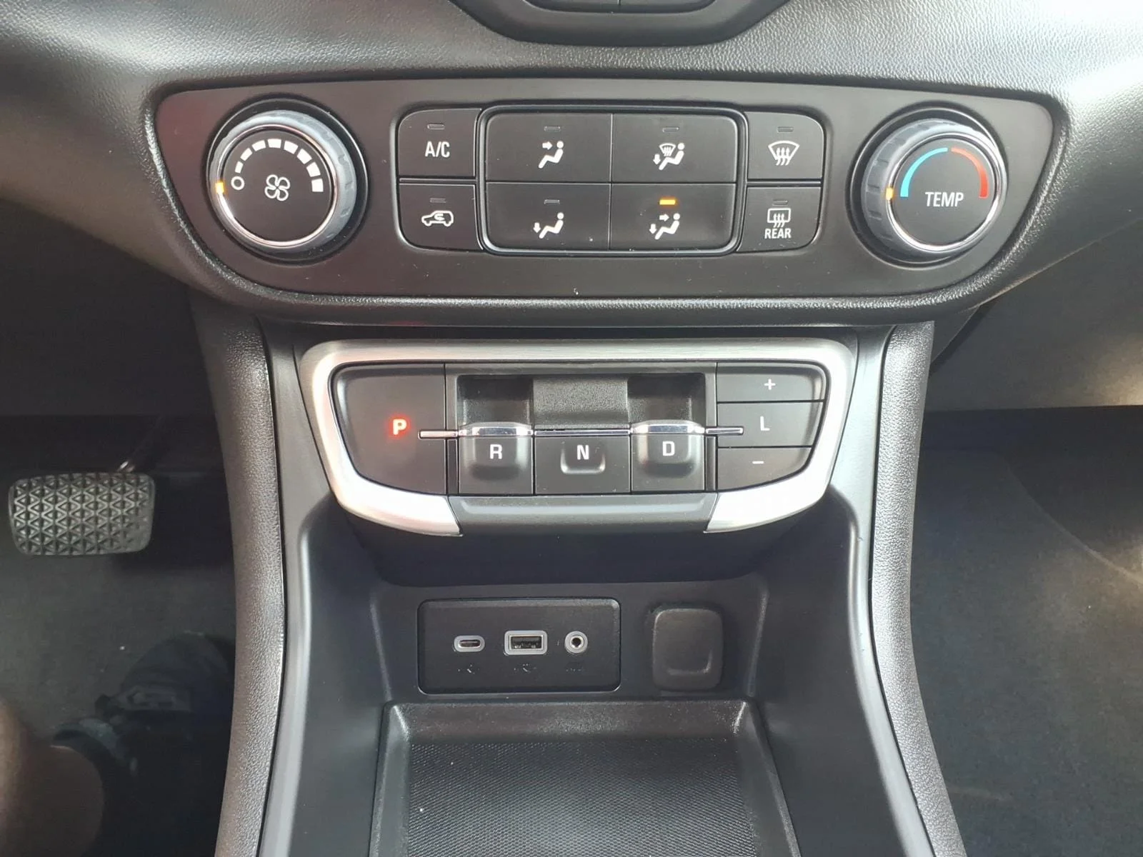 Used 2024 Summit White GMC SLE image 22
