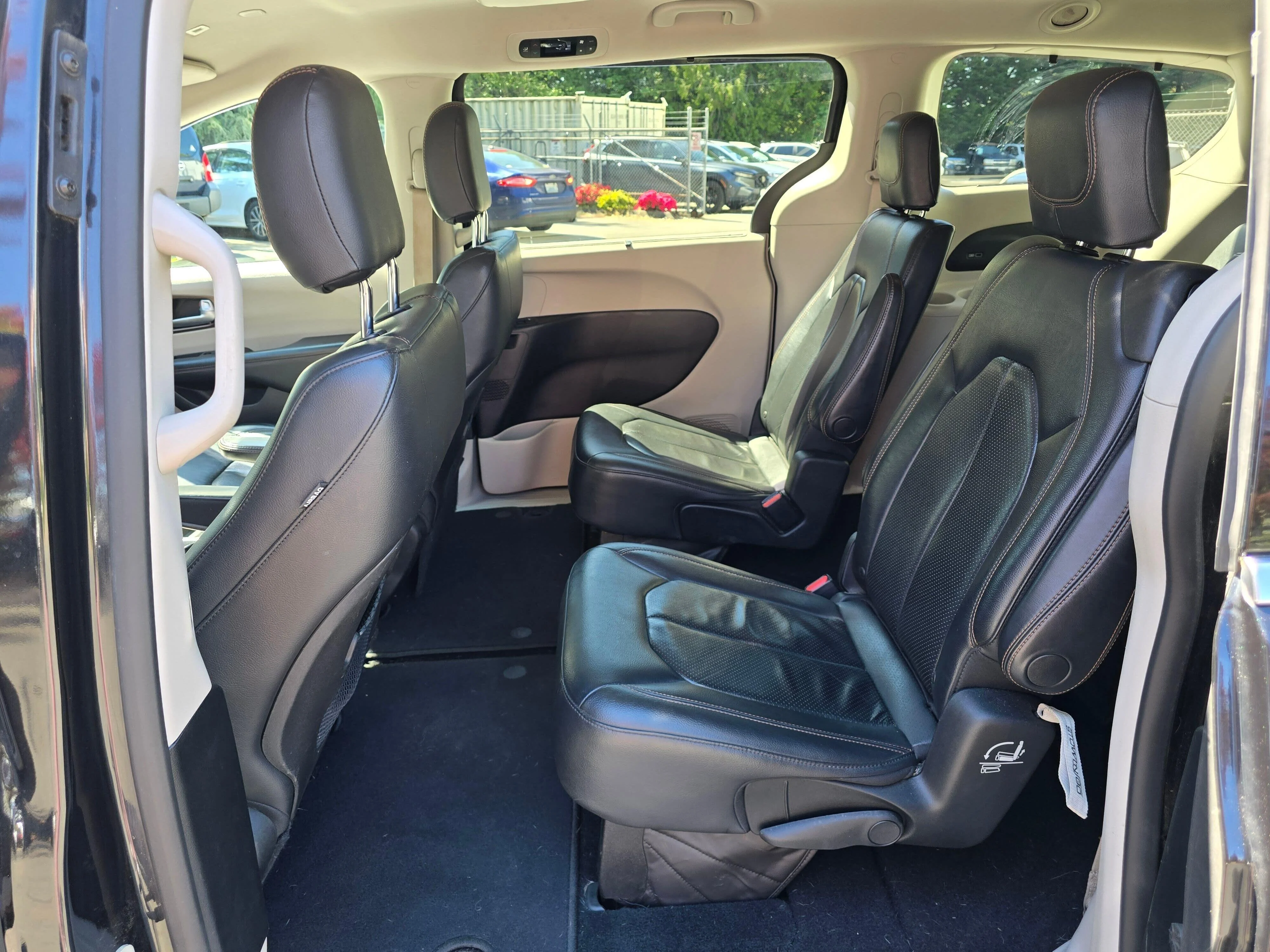 Used 2018 Brilliant Black Crystal Pearlcoat Chrysler Touring L image 9