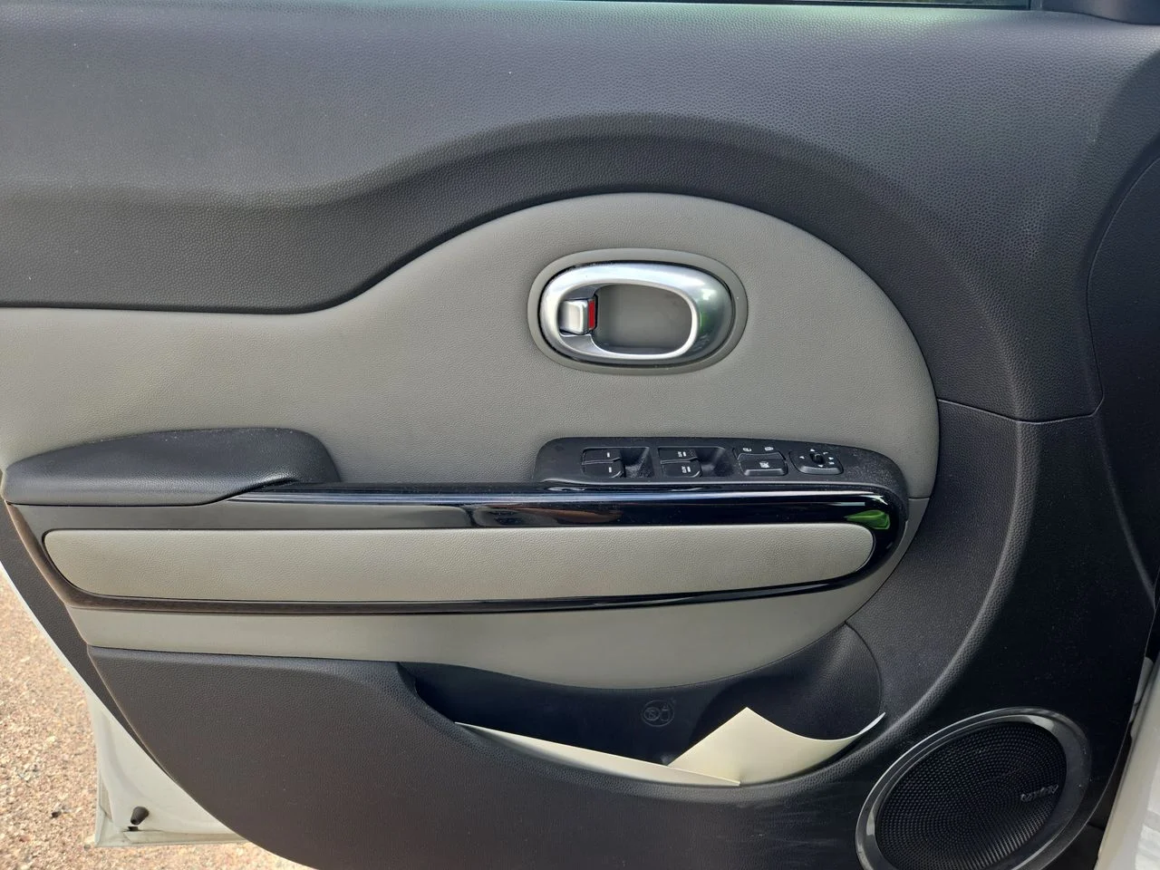 Used 2015 Clear White Kia Plus image 17