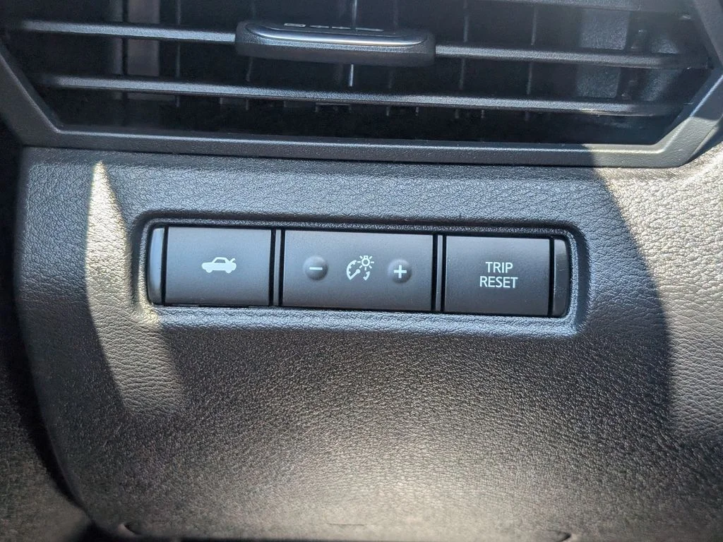 Used 2025 Silver Nissan 2.5 SV image 21