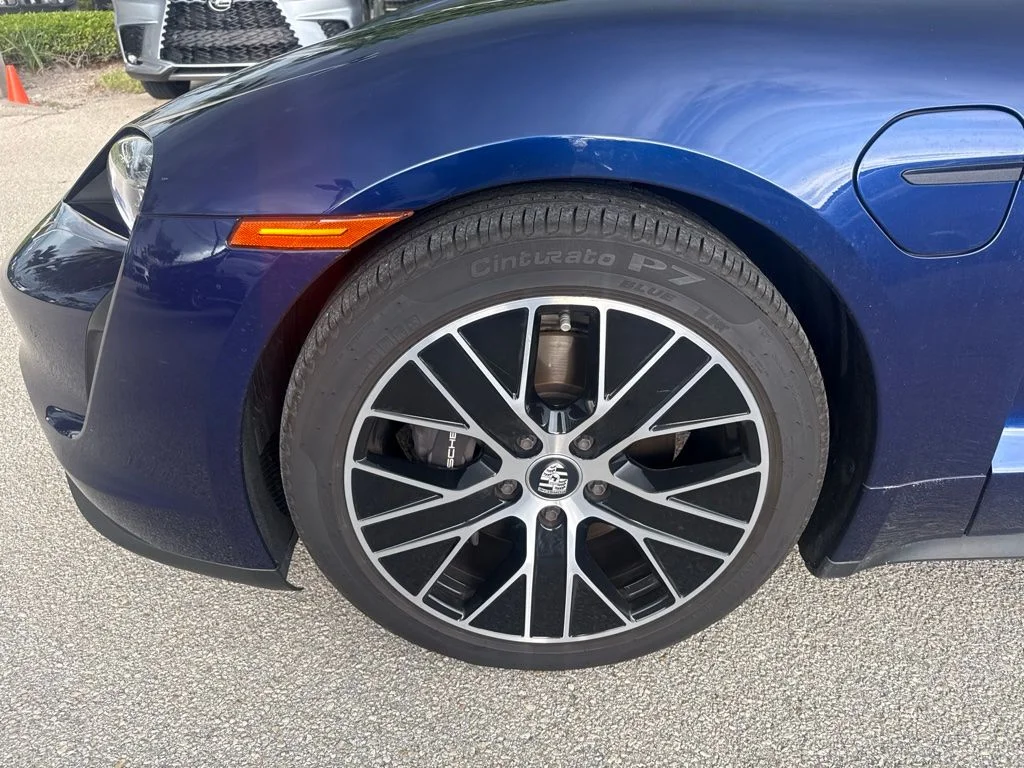Used 2024  Porsche Base image 11