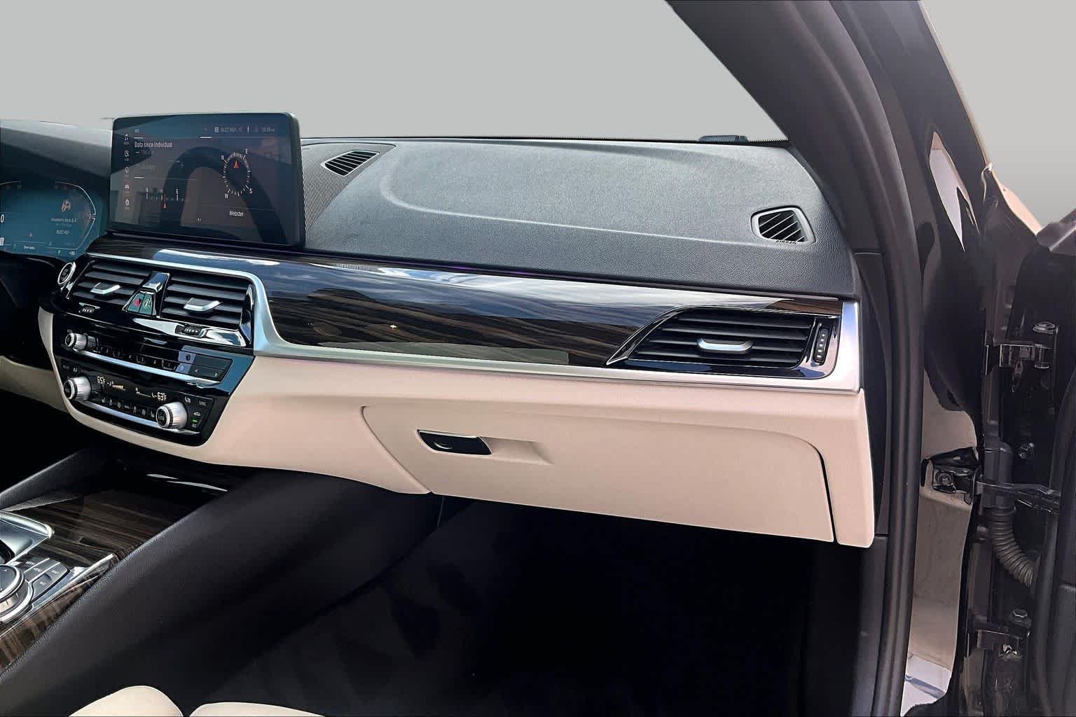 Used 2021 Black Sapphire Metallic BMW 540i xDrive image 17