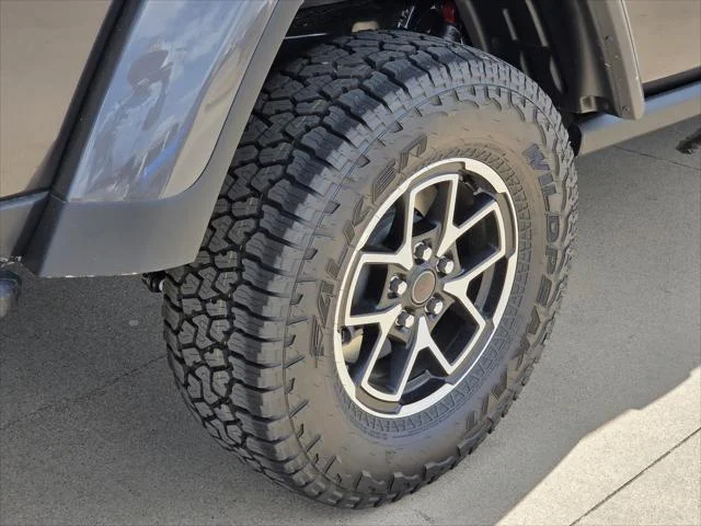 New 2026 Granite Crystal Metallic Clear-Coat Exterior Paint Jeep Rubicon image 5